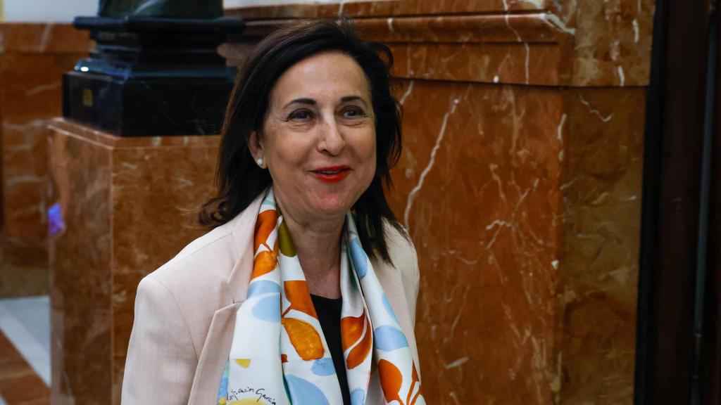 La ministra de Defensa, Margarita Robles, este miércoles en los pasillos del Congreso.