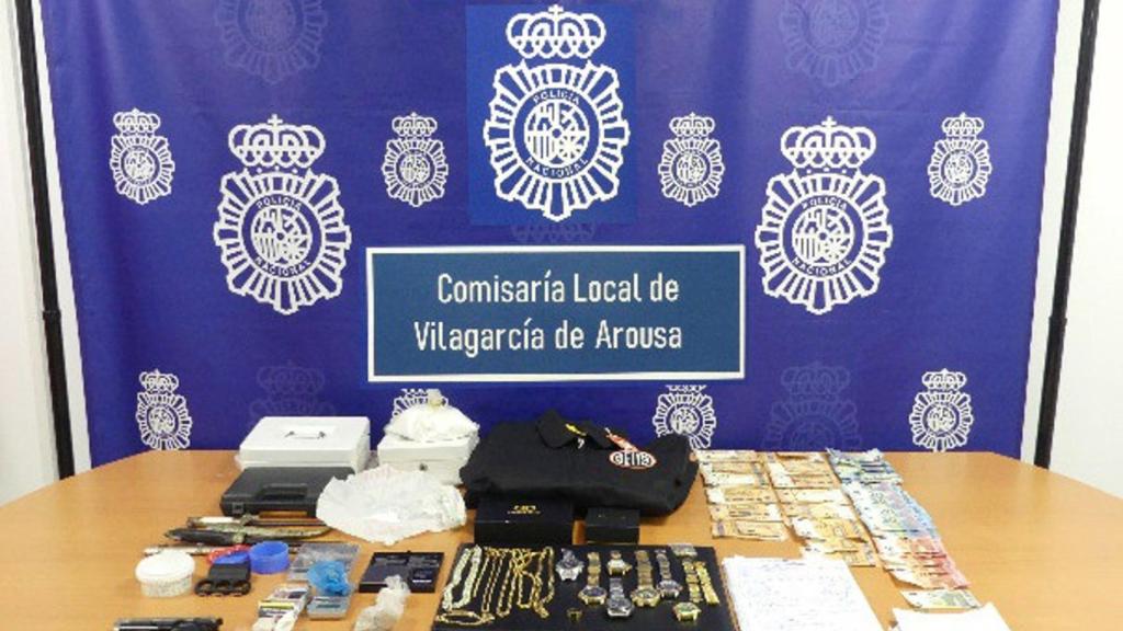 Droga, dinero y otros efectos intervenidos por la Policía tras desmantelar un punto negro de venta de droga en un piso de Vilagarcía, donde se detuvo a 4 personas