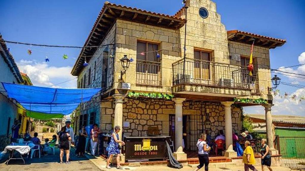 Ayuntamiento del pueblo de Almadrones (Guadalajara).