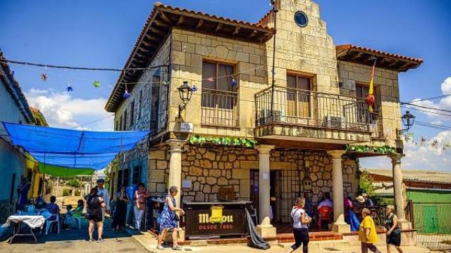Ayuntamiento del pueblo de Almadrones (Guadalajara).