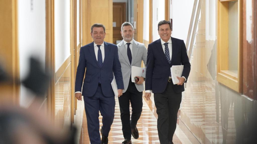 El consejero de Economía y Hacienda y portavoz, Carlos Fernández Carriedo (drch), el director de Comunicación de la Junta, Julio López Revuelta (centro),y el consejero de la Presidencia, Luis Miguel González Gago (izq), tras el Consejo de Gobierno de este jueves
