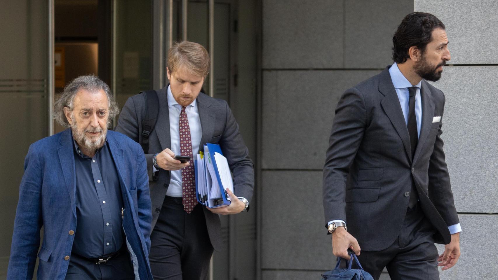 Fernando Peña, este jueves, en la Audiencia Nacional, acompañado por sus abogados.