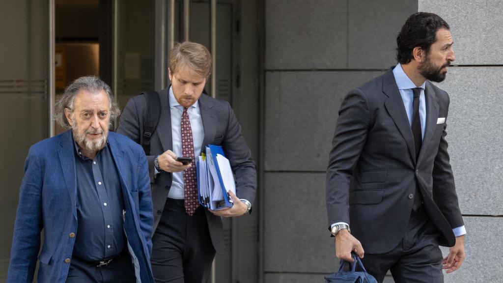 Fernando Peña, este jueves, en la Audiencia Nacional, acompañado por sus abogados.