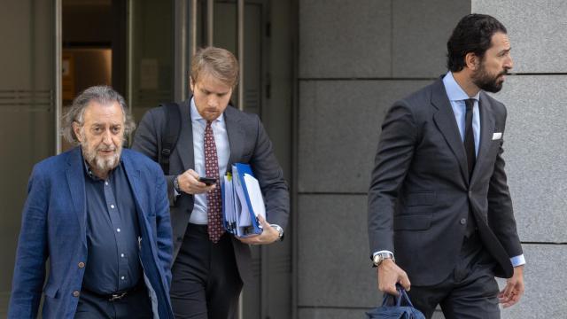 Fernando Peña, este jueves, en la Audiencia Nacional, acompañado por sus abogados.