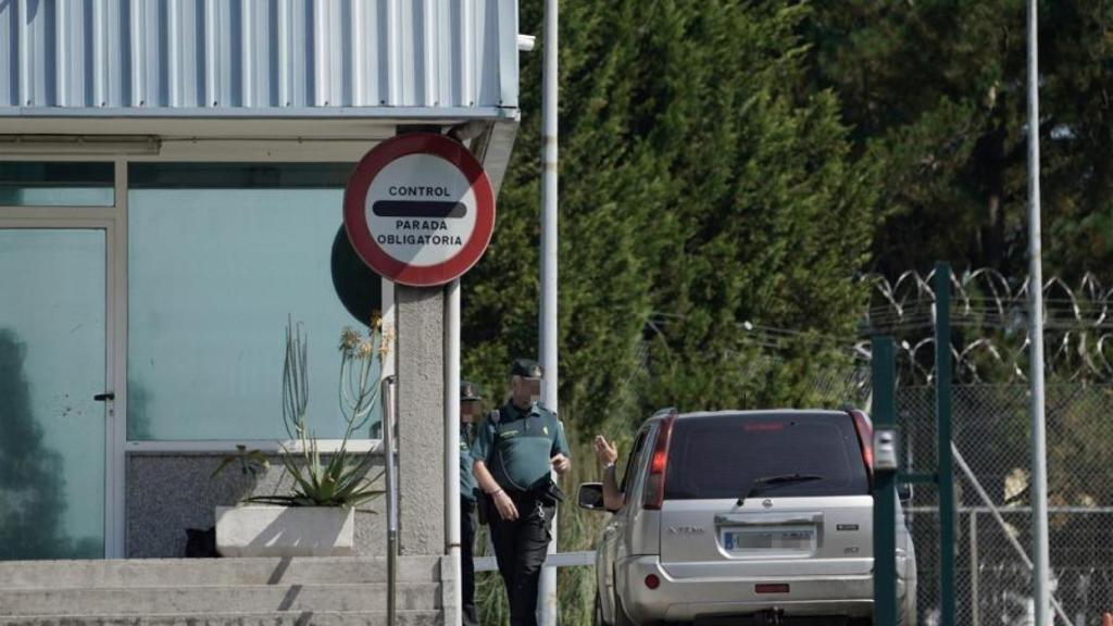 Control de acceso de entrada del Centro Penitenciario de Asturia, este jueves donde las seis sindicalistas conocidas como las 'Seis de la Suiza' que fueron condenadas por coacciones al propietario de una pastelería de Gijón, han ingresado para cumplir una pena individual de tres años y medio de prisión