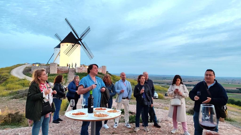 Una cata de vinos con los molinos de fondo.