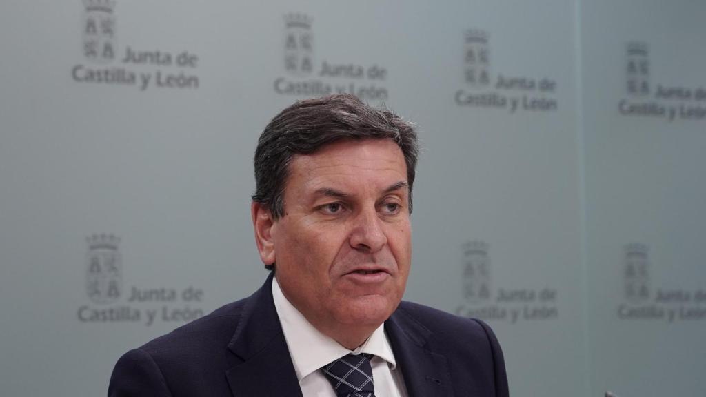 El consejero de Economía y Hacienda y portavoz, Carlos Fernández Carriedo, comparece en rueda de prensa posterior al Consejo de Gobierno.