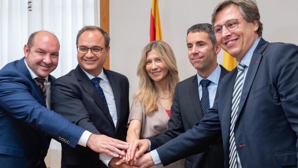 La vicepresidenta Mar Vaquero, con los responsables de Mecanus Innovación y GDELS-Santa Bárbara Sistemas