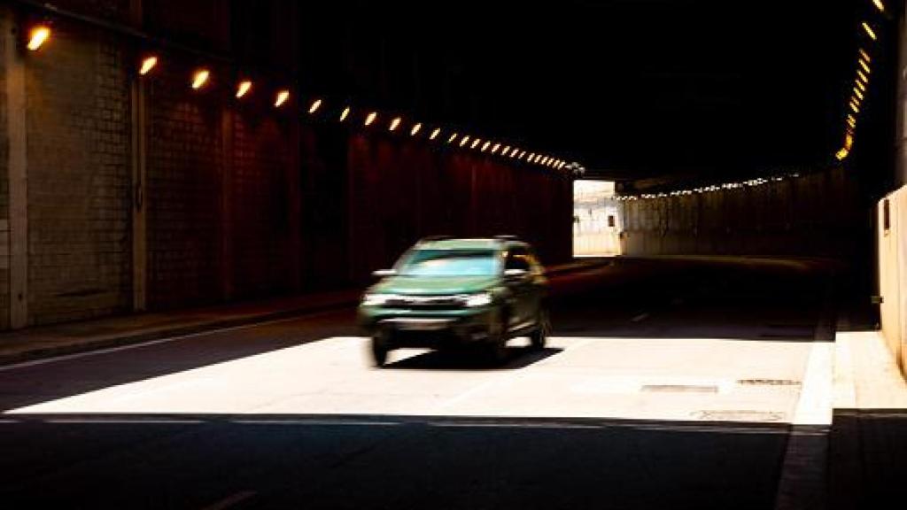 Imagen de un coche a altas velocidades.