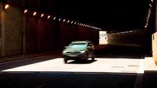 Imagen de un coche a altas velocidades.