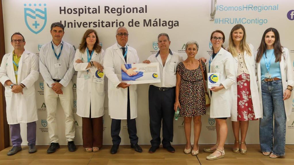 El equipo recibiendo la donación.