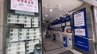 Fachada de El Filón de Oro, ya con décimos de la Lotería de Navidad.