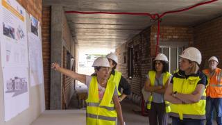 La vicepresidenta de la Junta y consejera de Familia e Igualdad de Oportunidades, Isabel Blanco, visita las obras de construcción de la nueva residencia de protección de menores ''Los Molinos de Tormes''.