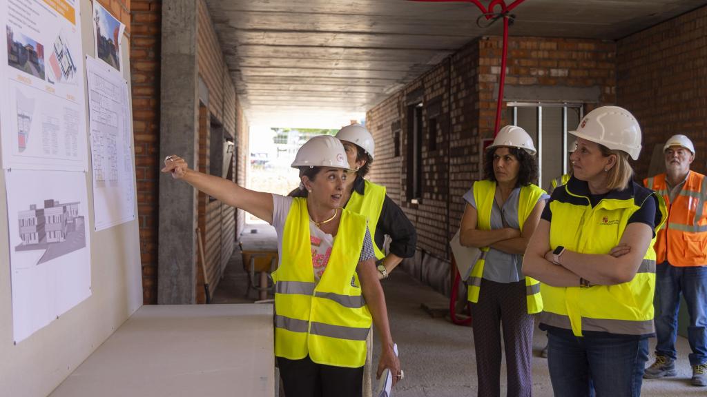 La vicepresidenta de la Junta y consejera de Familia e Igualdad de Oportunidades, Isabel Blanco, visita las obras de construcción de la nueva residencia de protección de menores ''Los Molinos de Tormes''.