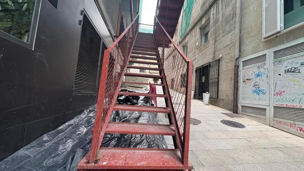 Escaleras de incendios exteriores en la calle Lugo.