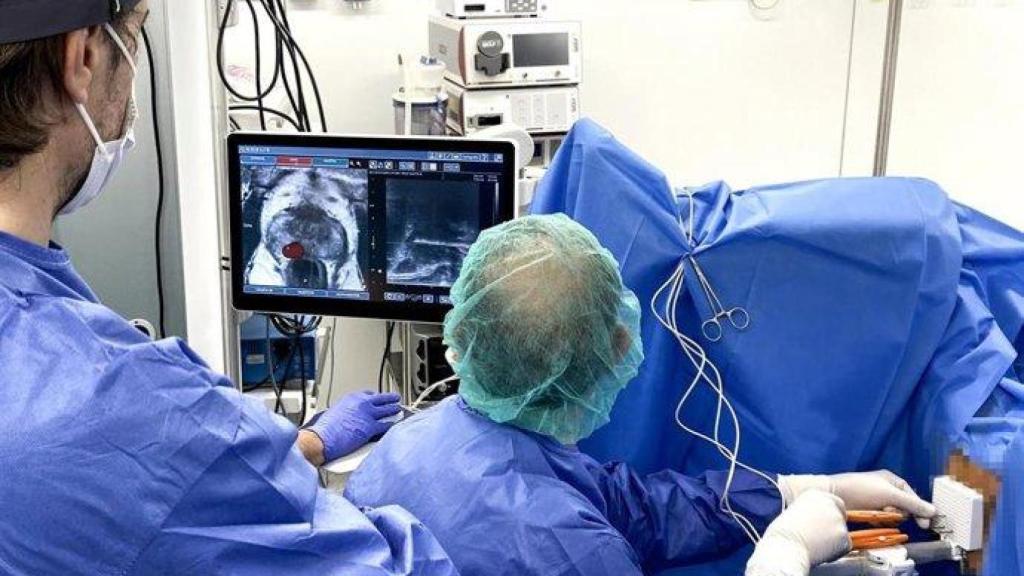 Oncólogos en una intervención.