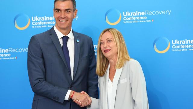 El presidente del Gobierno, Pedro Sánchez, saluda a la primera ministra italiana, Giorgia Meloni, durante la cumbre para la reconstrucción de Ucrania.