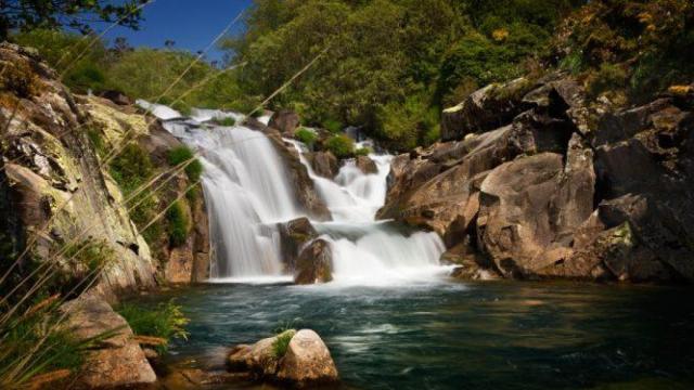Cascada y piscinas naturales en el concello de Muxía (A Coruña)