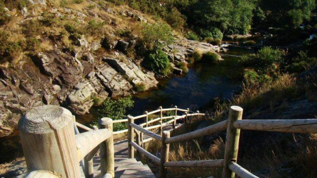 Escaleras que conducen a las Caldeiras de O Castro