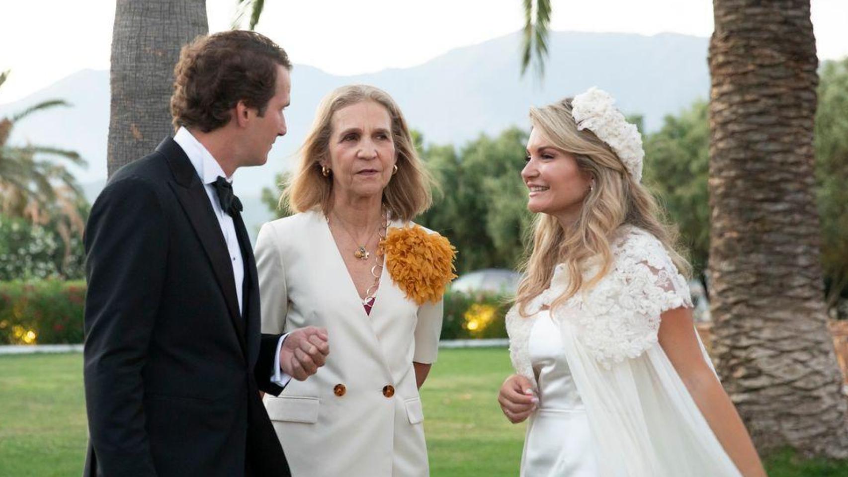 La infanta Elena charla con Luis Astolfi Jr. y Cristina Serrano el día de su boda.