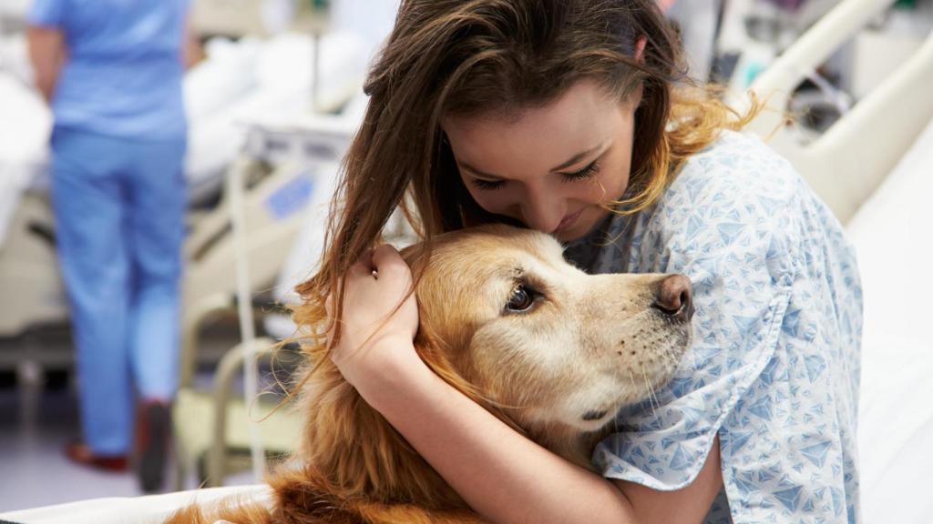 Una chica en un hospital abrazando a su perro.