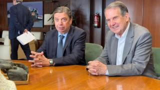 Planas asegura en Vigo que insistirá en excluir el palangre de fondo de las restricciones en aguas vulnerables