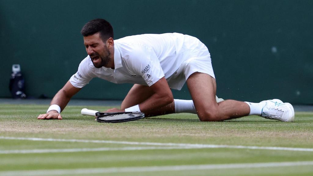 Djokovic se duele tras el resbalón sufrido en el partido ante Cobolli.