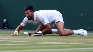 Djokovic se duele tras el resbalón sufrido en el partido ante Cobolli.