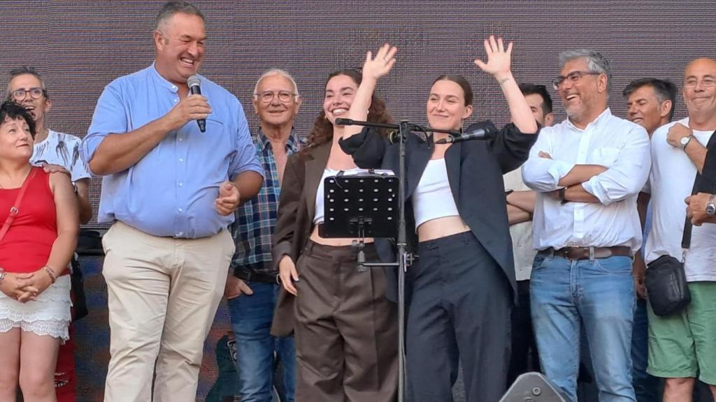Miguel Martín, a la izquierda de la imagen, durante la lectura del pregón de las fiestas de Coia.