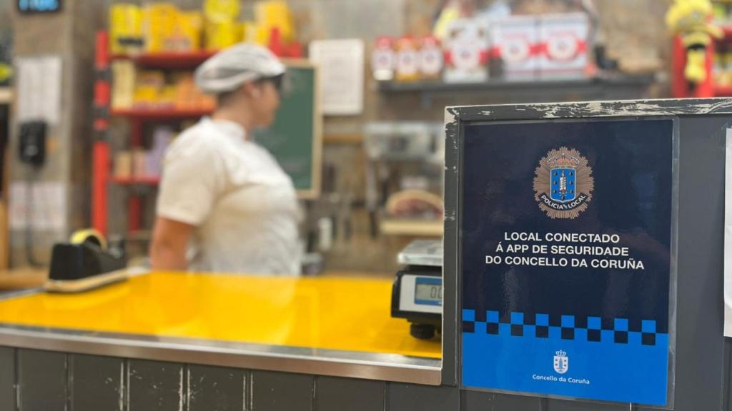 Un comercio conectado con la policía de A Coruña mediante una apliación.