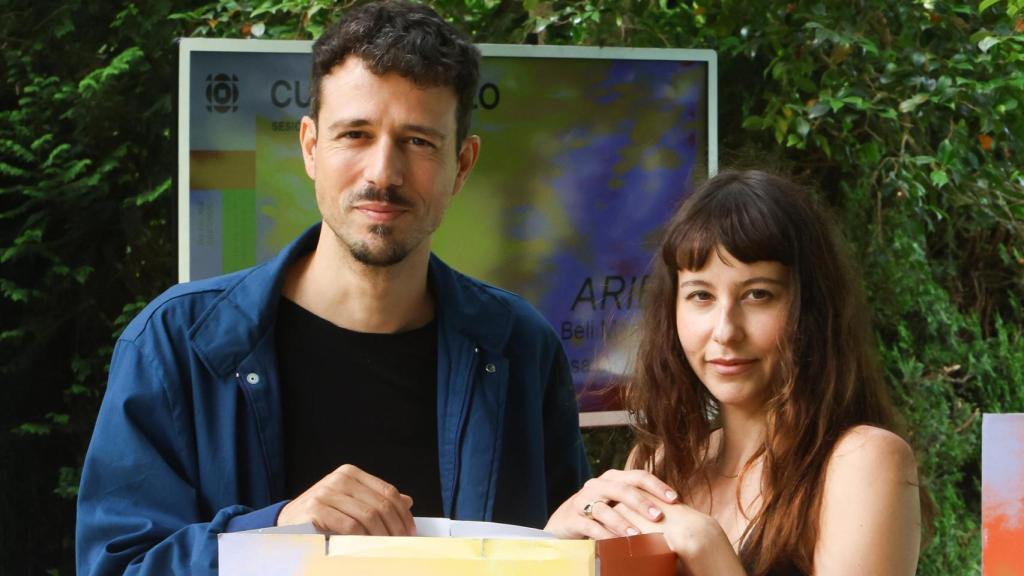 Lois Patiño, director de 'Ariel', junto a Irene Escolar, actriz de la película. Foto: EFE/Xoán Rey