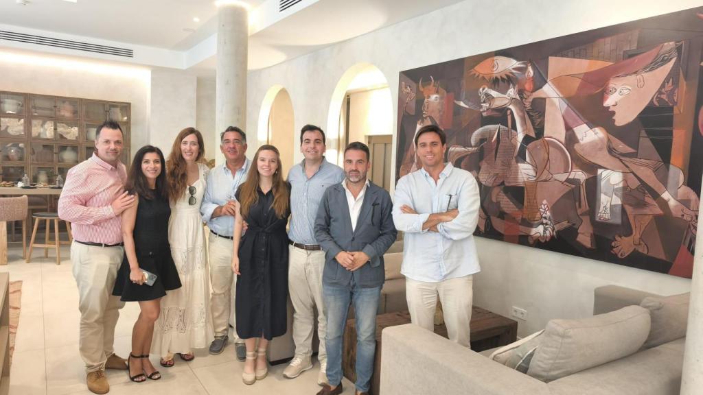 Directivos de la cadena hotelera y el concejal de Turismo, entre otros, en el interior del nuevo hotel.