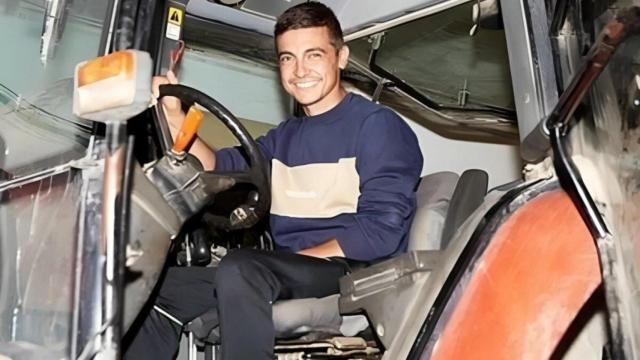 Una de las imágenes que han inundado las redes sociales este jueves del joven agricultor David Lafoz, en su tractor.