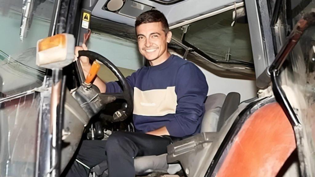 Una de las imágenes que han inundado las redes sociales este jueves del joven agricultor David Lafoz, en su tractor.
