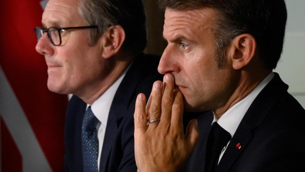 El primer ministro británico, Keir Starmer, y el presidente francés, Emmanuel Macron, celebran una reunión de la Coalición de Voluntarios durante una visita militar conjunta al cuartel general de Northwood, el 10 de julio de 2025 en Londres, Inglaterra.