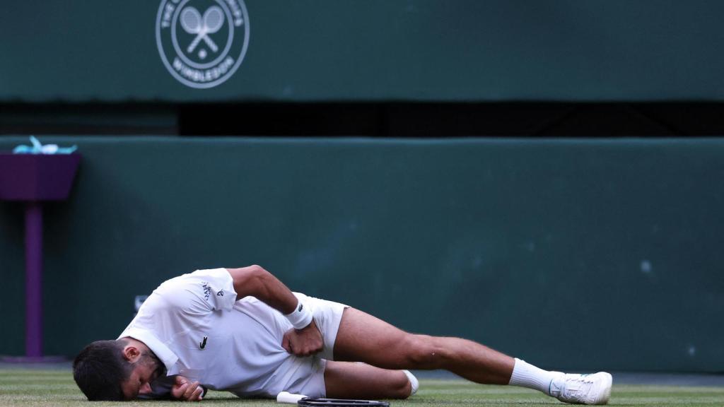 Djokovic se duele tras el resbalón sufrido en el partido ante Cobolli.