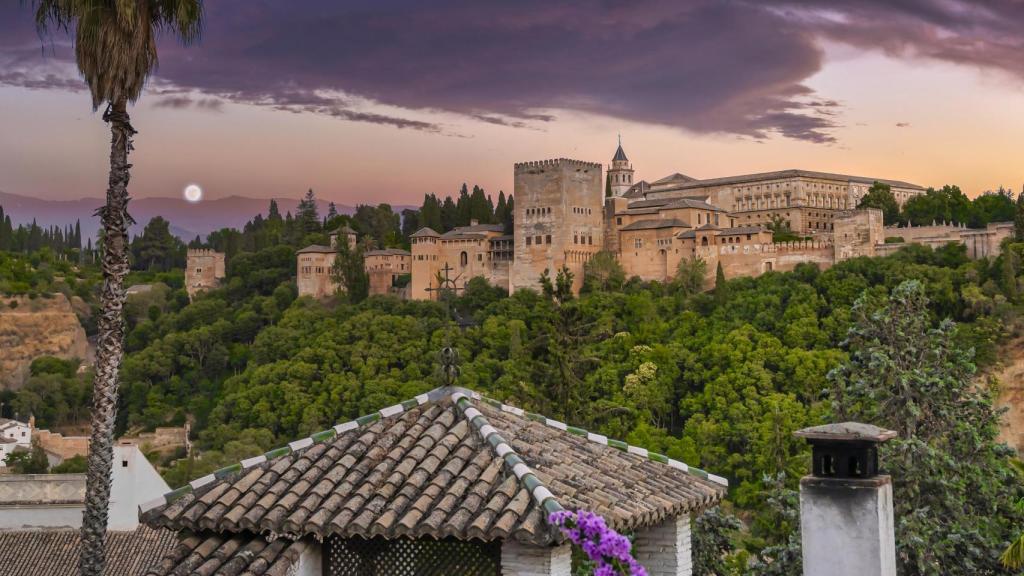Atardecer frente al conjunto monumental granadino.