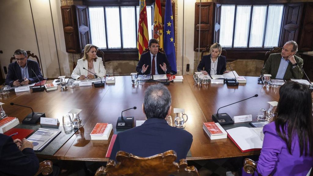 Imagen de un pleno del Consell con José Luis Aguirre, Elisa Núñez y Vicente Barrera. Rober Solsona / EP
