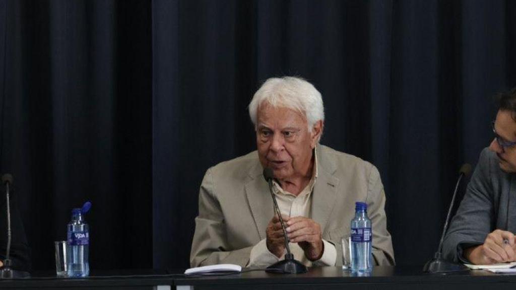 Felipe González, junto a Rocío Sampere y Nacho Torreblanca, en su clase a los alumnos de la UNED.