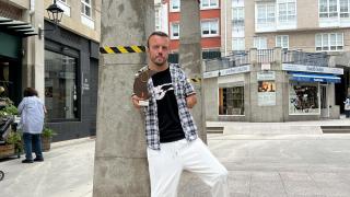 Alberto Seoane posa para Quincemil con el trofeo.