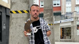 Alberto Seoane posa para Quincemil con el trofeo.