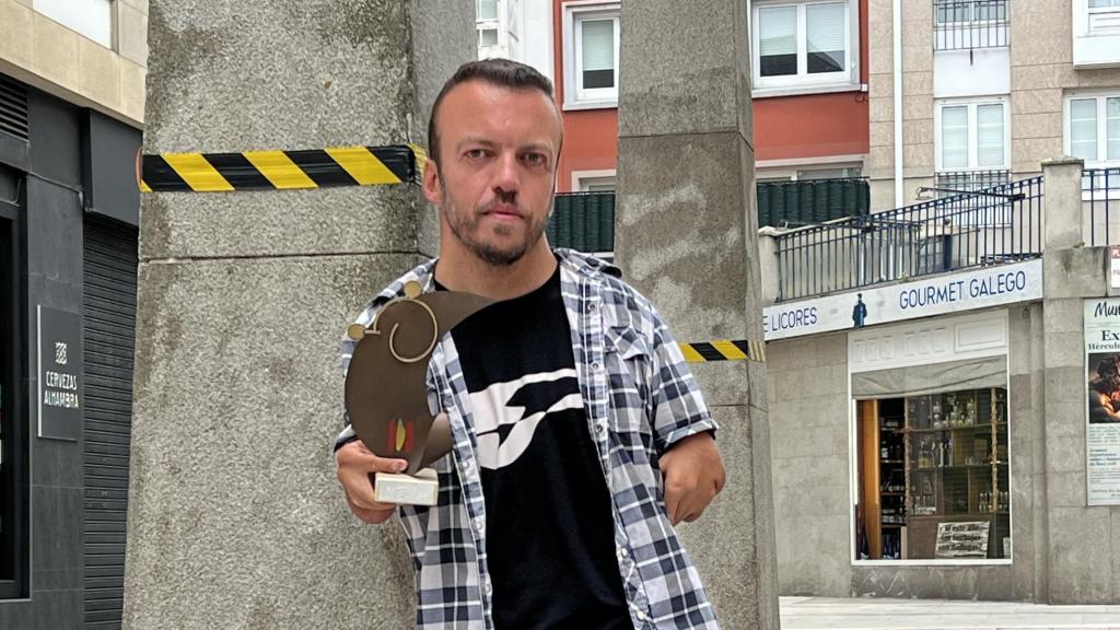 Alberto Seoane posa para Quincemil con el trofeo.