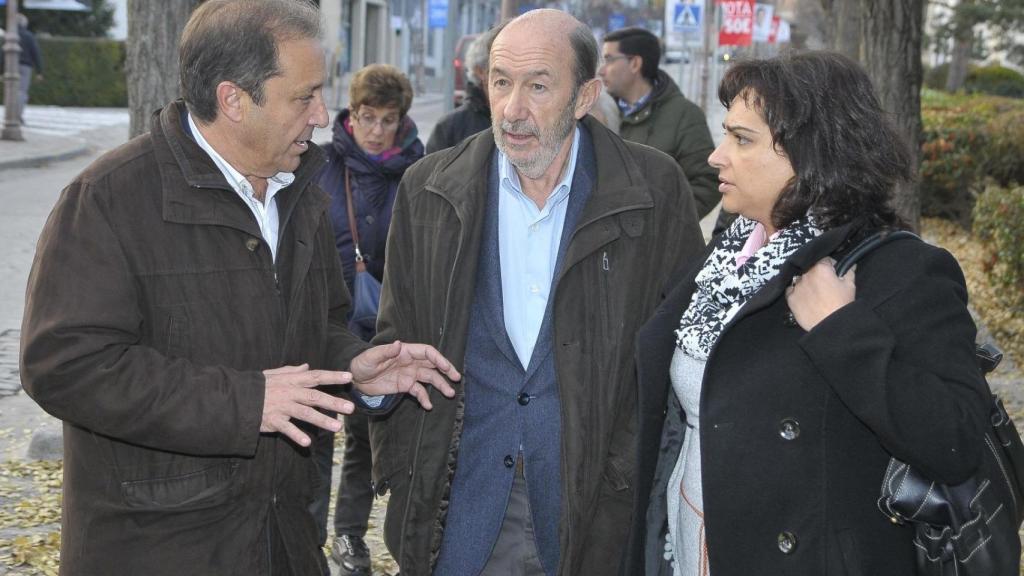 Alfredo Pérez Rubalcaba en un café-tertulia en El Espinar. En la imagen junto a Juan Luis Gordo (I), y la exalcaldesa de El Espinar, Alicia Palomo