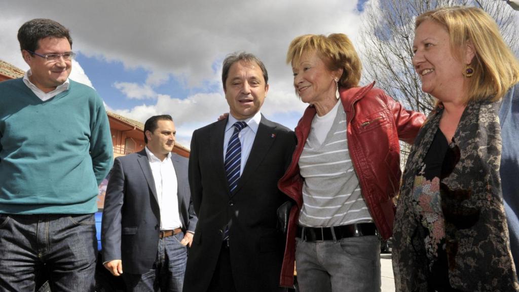Óscar López (I), Juan Luis Gordo (C), y Maria Teresa Rodrigo (D), reciben a la exvicepresidenta del Gobierno, María Teresa Fernández de la Vega en un homenaje organizado por el PSOE de Segovia