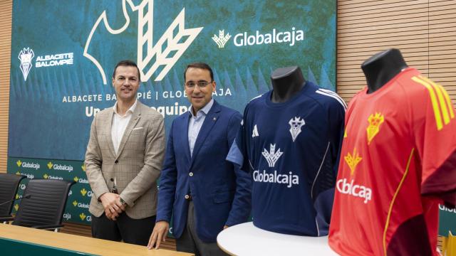 Víctor Varela y Pedro Palacios durante la firma del acuerdo.