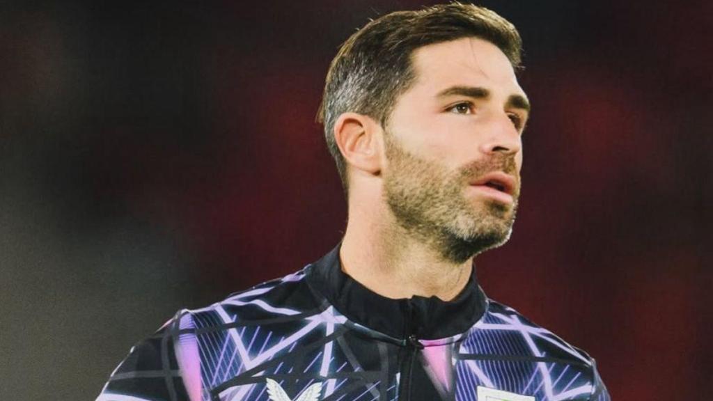 Yeray Álvarez, en el calentamiento previo a un partido.