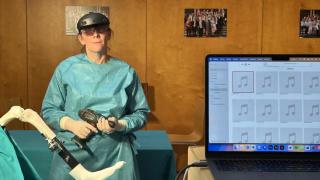 Profesionales prueban gafas de realidad aumentada en cirugías.