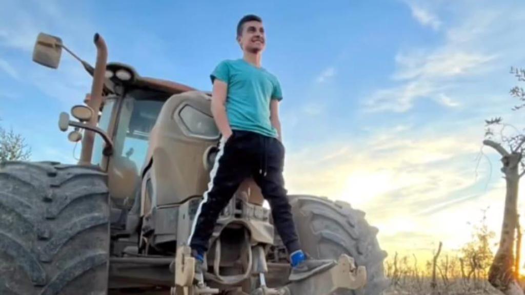 Una de las imágenes que David publicó en sus redes sociales, subido a su tractor.