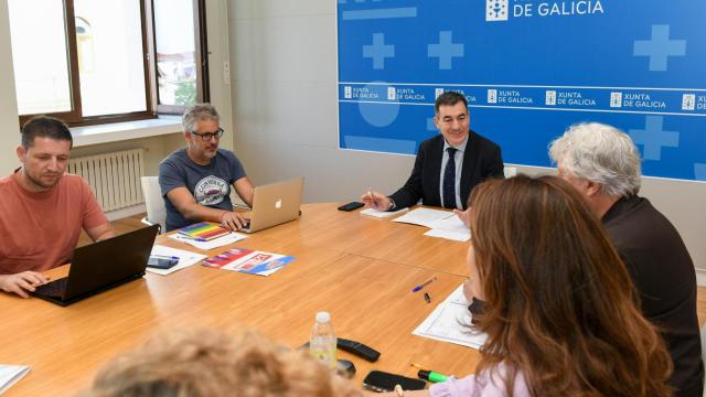 Reunión entre la consellería de Educación y los sindicatos para reducir burocracia entre el profesorado gallego.