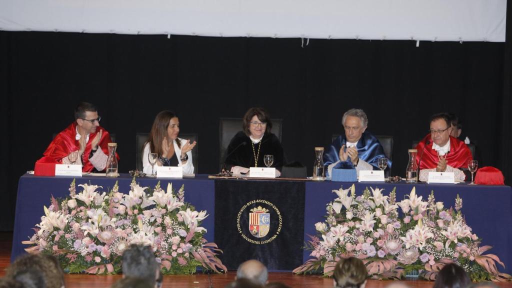 Durante el acto, se ha investido como doctores honoris causa al matemático Joachim Rosenthal y al filólogo Antoni Ferrando Francés.